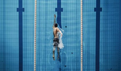 Nedant en una piscina