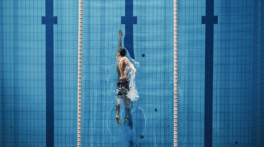 Nedant en una piscina 