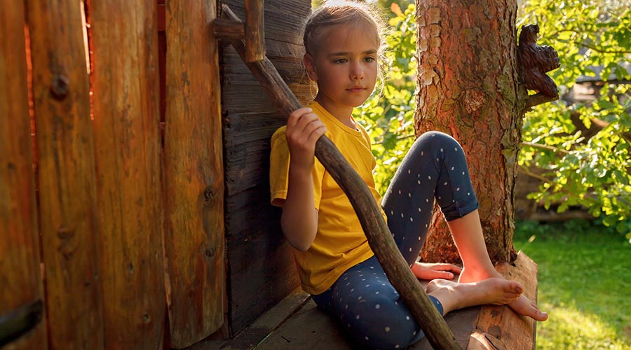 Nena en una caseta en un arbre 