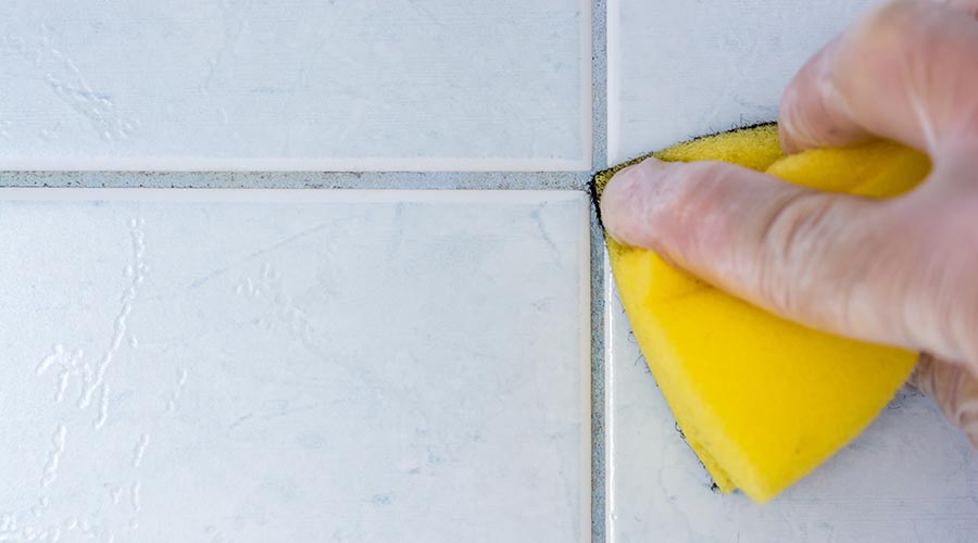 Netejant la junta de les rajoles