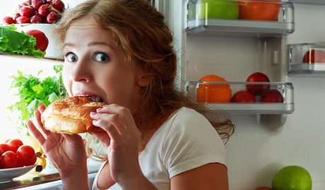 noia menjant davant la nevera