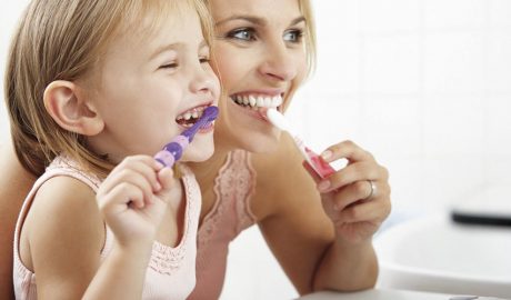 Nena rentant-se les dents amb la seva mare