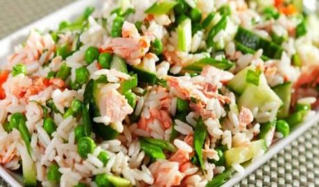 Amanida d'arròs amb salmó i verdures