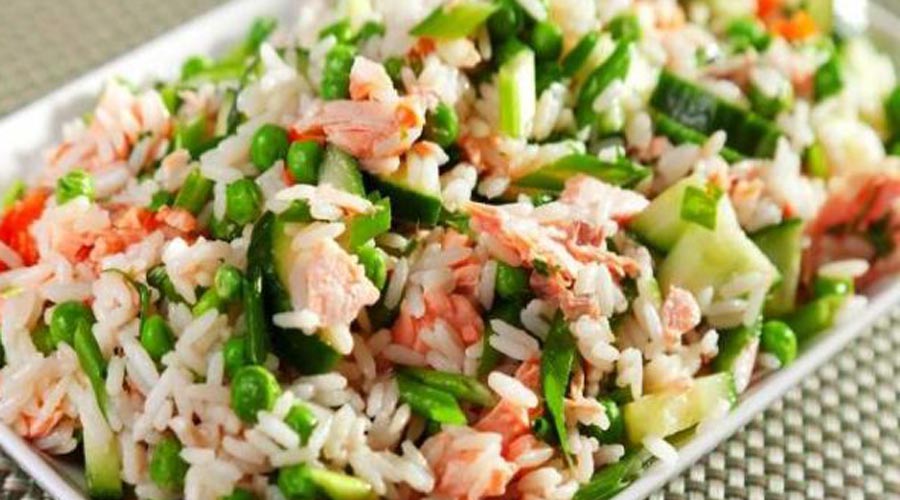 Amanida d'arròs amb salmó i verdures