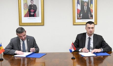 El secretari d’Estat d’Afers Financers Internacionals, Marc Ballestà i el cap del Departament per evitar la doble imposició del Ministeri de Finances de la República de Croàcia, Dalibor Legac.