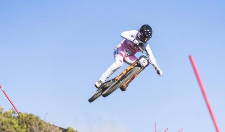 Un rider de BTT fent un espectacular salt en el Campionat del Món a Vallnord