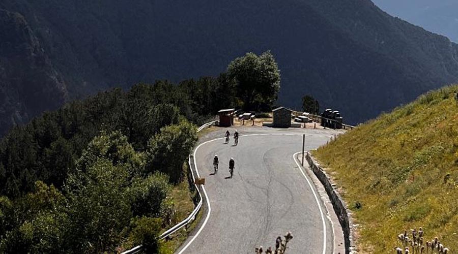 4 ciclistes a la carretera de Comallemple