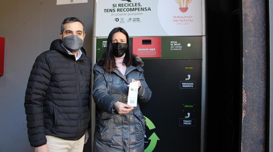 La cònsol major d'Ordino Eva Choy amb un val que dona la màquina de reciclatge