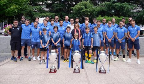 L'Inter Club Escaldes amb la cònsol Rosa Gili al mig (Inter Escaldes)