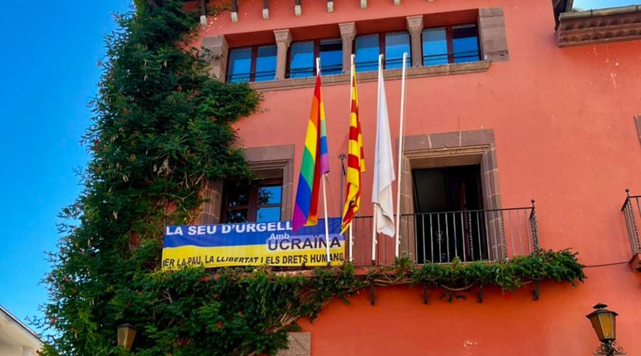 La bandera LGTBI oneja al balcó de l'Ajuntament de la Seu d'Urgell