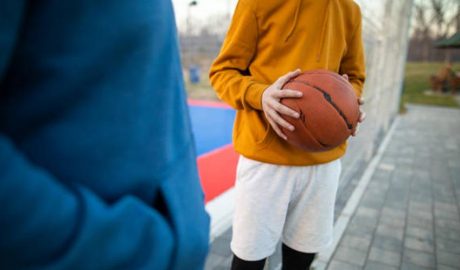 Nois amb una pilota de bàsquet