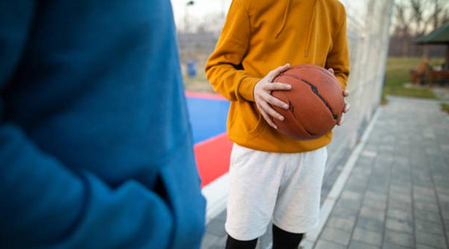 Nois amb una pilota de bàsquet