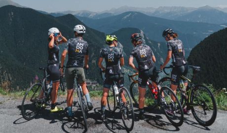 Un grup de ciclistes aturats