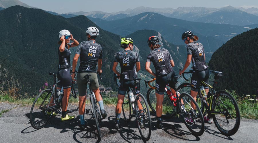 Un grup de ciclistes aturats