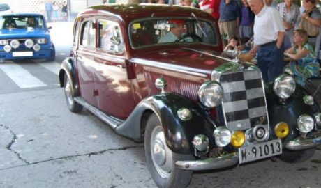 La benedicció d'un cotxe antic, a la Seu, per Sant Cristòfol