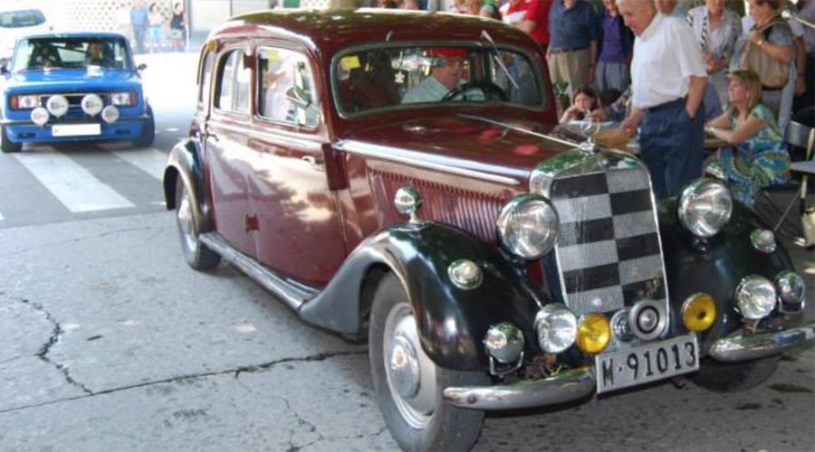 La benedicció d'un cotxe antic, a la Seu, per Sant Cristòfol