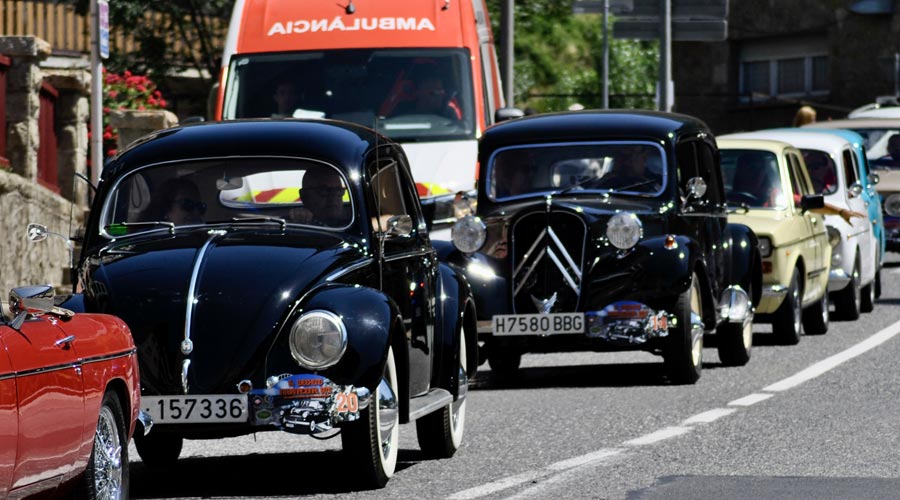 Cotxes clàssics a la trobada de vehicles antics d'Encamp