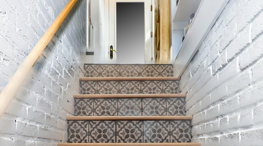 Escales que condueixen a una porta