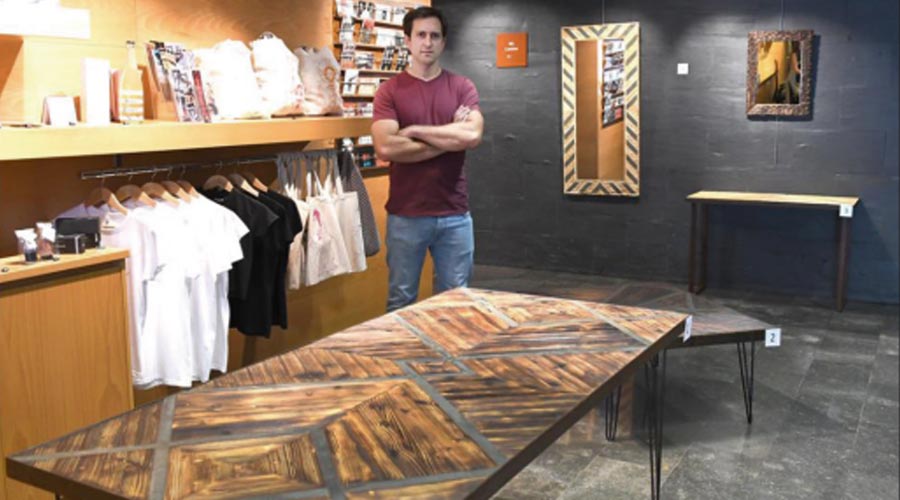 El jove artista Daniel Díaz en l'exposició que presenta al Museu Casa Rull