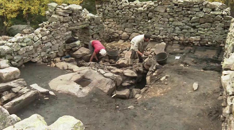 Treballant en les restes de la Farga del Madriu