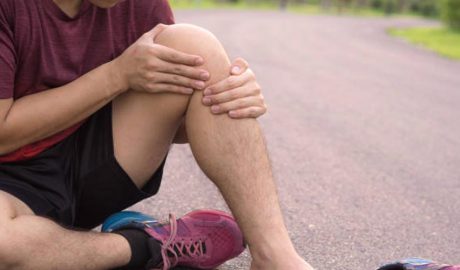 Un noi amb una contusió al genoll