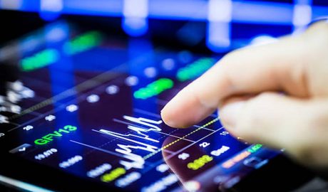 Un agent financer treballant