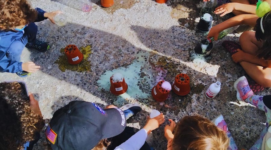 Infants gaudint de les activitats de FEDA Cultura