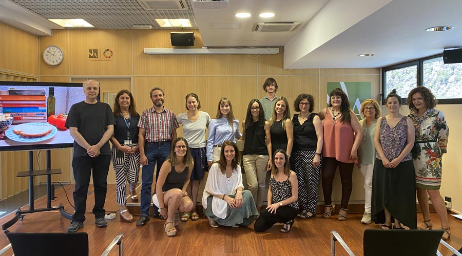 Foto de família de les persones participants al seminari de la UdA