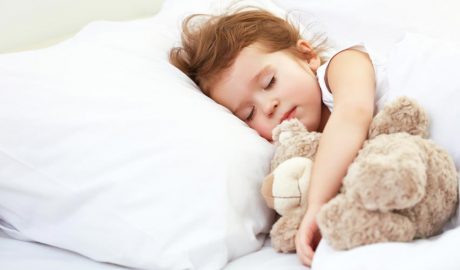 Un nen dormint amb el seu peluix