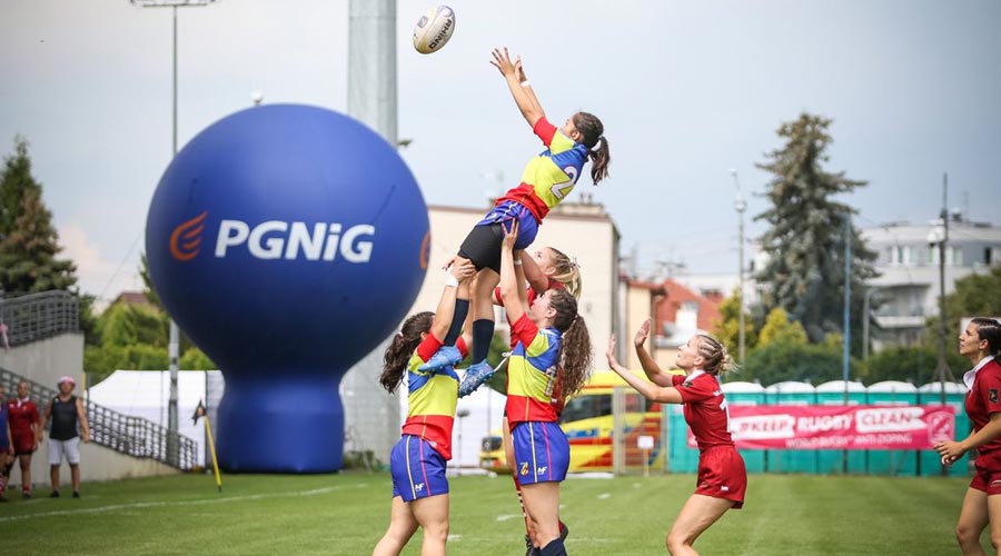 Jugadores sub-18 de la selecció andorrana de rugbi fent una jugada