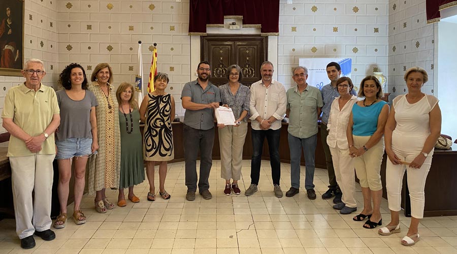 La Plataforma Pro Residència per a la Seu i comarca lliurant les signatures a l'alcalde de la Seu