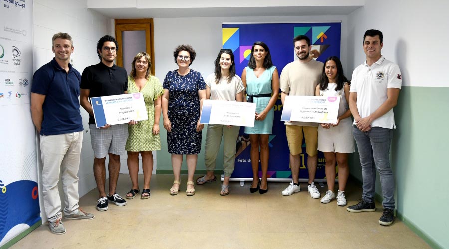 La ministra Judith Pallarés amb els representants de les associacions subvencionades