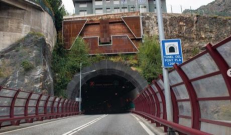 Una de les entrades del túnel del Pont Pla