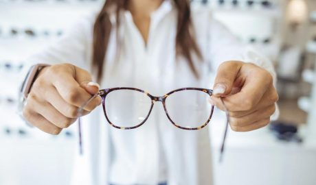 La professional d'una òptica mostrant unes ulleres
