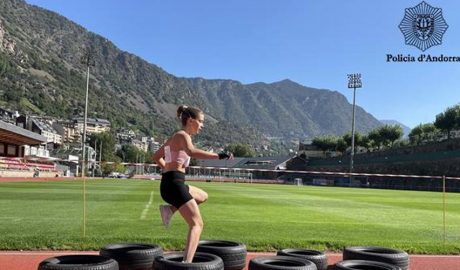 Una candidata a agent de la Policia fent proves