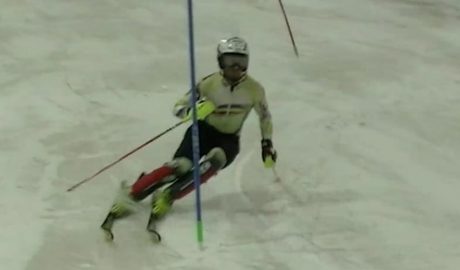 Un esquiador de la FAE entrenant