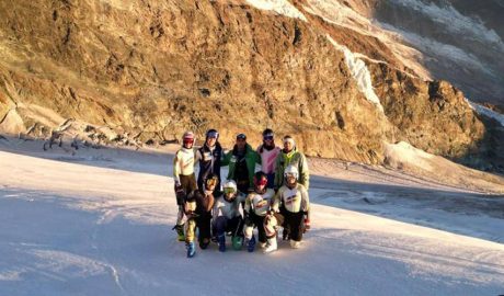 Foto de l'equip andorrà d'esquí alpí a Saas Fee amb l'equip espanyol