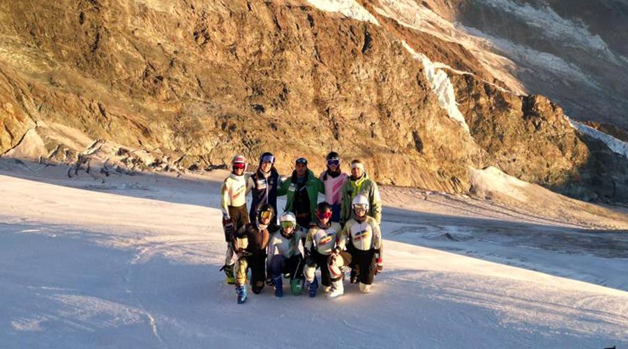 Foto de l'equip andorrà d'esquí alpí a Saas Fee amb l'equip espanyol