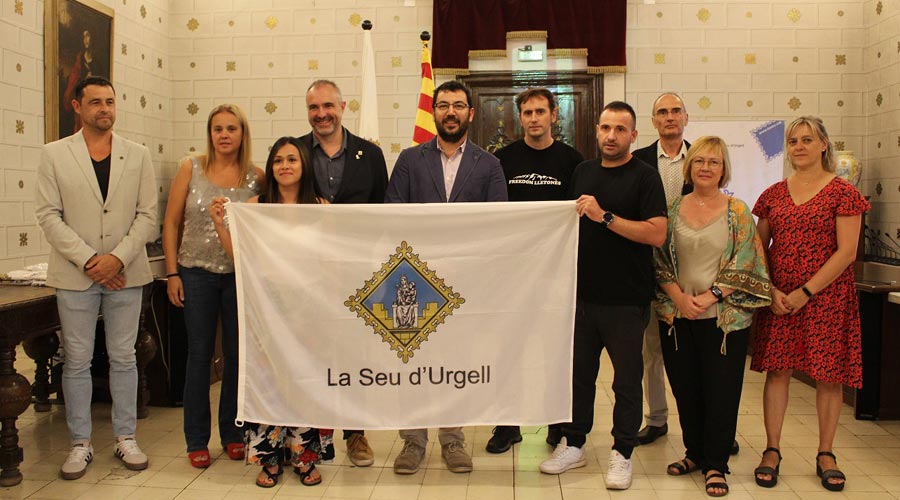 L'Ajuntament de la Seu lliura la bandera de la ciutat al FC Pirineus