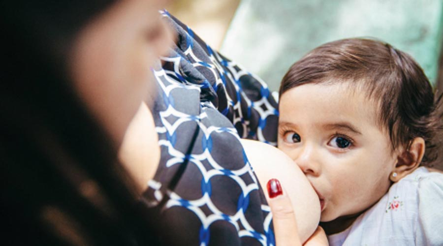 Una dona alletant al seu fill