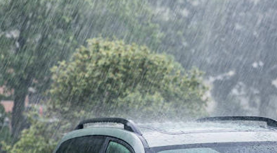 Forta pluja damunt d'un cotxe