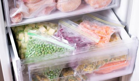 Aliments en un congelador