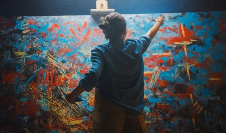 Una jove artista pintant