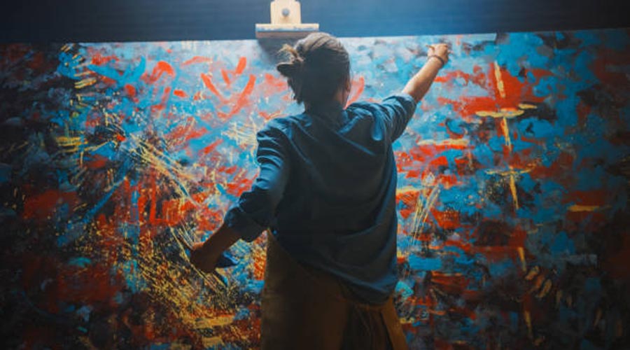 Una jove artista pintant