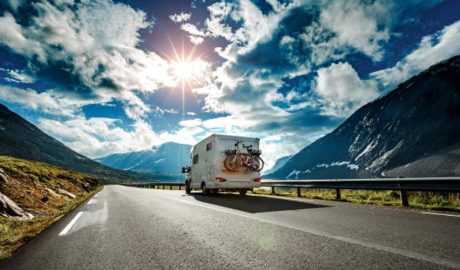 Una autocaravana a la carretera