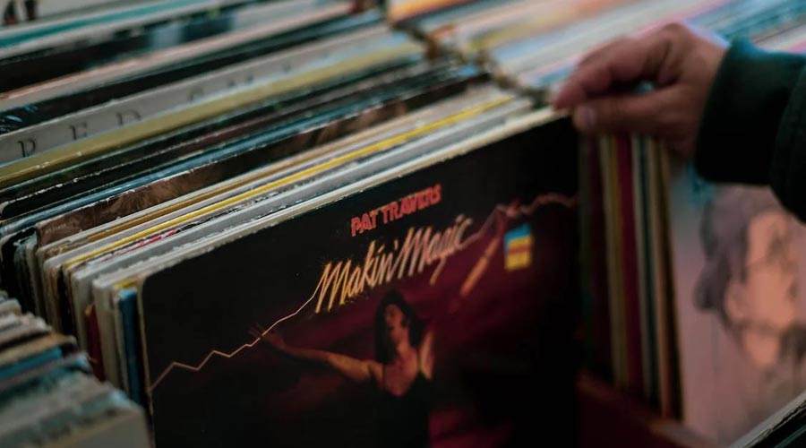Un home mirant discos