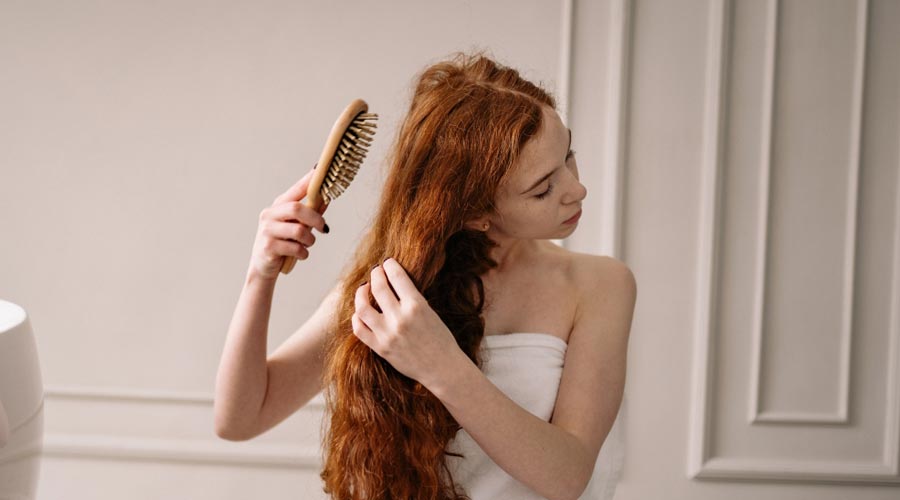 Una dona pentinant-se