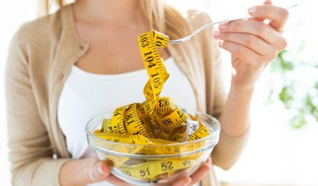 Una dona que sembla voler fer règim