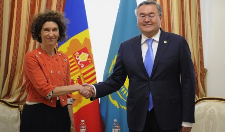 Maria Ubach i el ministre d’Afers Exteriors i viceprimer ministre kazakh, Mukhtar Tileuberdi
