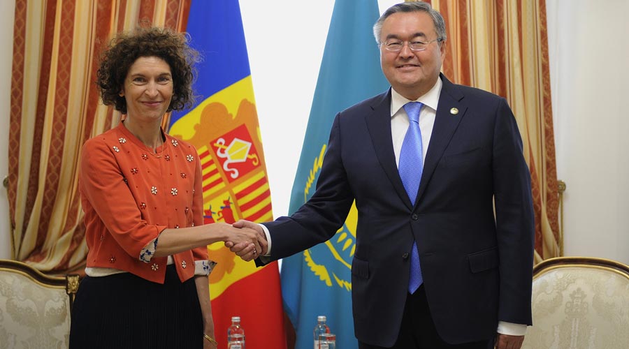 Maria Ubach i el ministre d’Afers Exteriors i viceprimer ministre kazakh, Mukhtar Tileuberdi